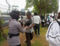 Aksi Damai di DPR, Polisi Bagikan Air dan Dapat Apresiasi dari Massa