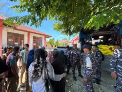 Lanal Simeulue Distribusikan Beras SPHP Kepada Masyarakat Pesisir di Kepulauan Simeulue Provinsi Aceh