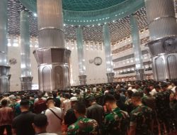 Bhabinkamtibmas Pasar Baru Kawal Sholat Jumat di Masjid Istiqlal, Atur Lalin Cegah Kemacetan