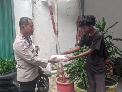 Jumat Berkah Polsek Sawah Besar, Polisi Bagikan Nasi Kotak untuk Warga Pasar Baru