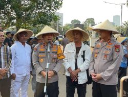 Peringati Hari Tani Nasional, Polisi dan Petani Potong Tumpeng di DPR
