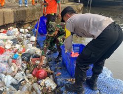 Polsek Senen Bersama TNI dan Warga Gelar Karya Bakti Pembersihan Sungai Ciliwung