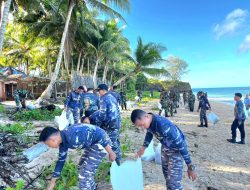 Sambut HUT Ke-80, TNI di Aru Lakukan Karya Bakti Bersih Pantai
