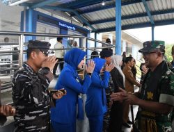 Danlanal Sabang Bersama Ketua Cabang 3 Daerah Kodaeral I Gabungan Jalasenastri Koarmada RI Menyambut Kedatangan Pangdam Iskandar Muda