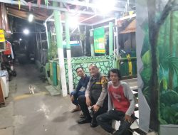 Bhabinkamtibmas Menteng Sambangi Satkamling, Ajak Warga Aktif Cegah Kejahatan Malam Hari