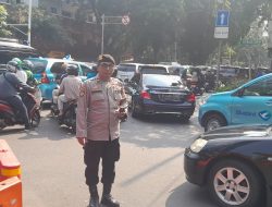 Personel Patmor Menteng Atur Lalu Lintas di Kebon Sirih Demi Kelancaran HUT TNI ke-80