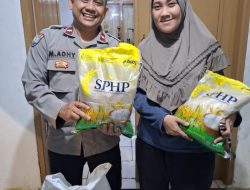 Polsek Metro Menteng Gelar Gerakan Pangan Murah Polri, Warga Pegangsaan Antusias Dapatkan Beras Murah