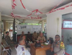 Bhabinkamtibmas Sumur Batu Aktif Bangun Sinergi Lewat Kunjungan ke Kantor Kelurahan