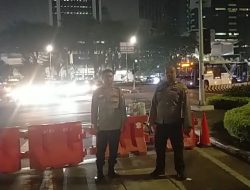 Patko Polsek Metro Gambir Laksanakan Penutupan Jalan di Medan Merdeka Selatan, Antisipasi Balap Liar dan Gangguan Kamtibmas