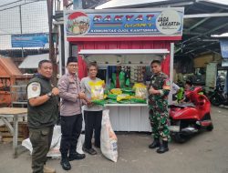 Bhabinkamtibmas dan Babinsa Karet Tengsin Bersama Komunitas Ojol di Gerai Mart