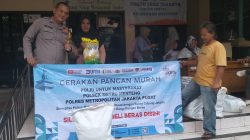 Polri Hadir Untuk Rakyat, Bhabinkamtibmas Menteng Gelar Gerakan Pangan Murah di Kantor Kelurahan