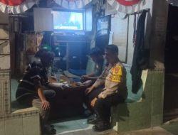 Jaga Kamtibmas Lewat Pendekatan Humanis, Bhabinkamtibmas Cikini Sambangi Satkamling dan Ajak Warga Aktif Patroli Malam