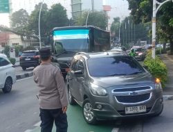 Pelayanan Prima Polri, Kapolsubsektor Cut Mutia Bantu Siswa SMA Kanisius Masuk Sekolah di Menteng Raya