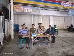 Patroli Dini Hari, Bhabinkamtibmas Jalin Komunikasi dengan Tokoh Masyarakat Gunung Sahari Selatan