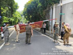 Tertibkan Spanduk Penolakan, Bhabinkamtibmas Gondangdia Dampingi Satpol PP Jaga Kondusivitas Lingkungan