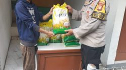 Bhabinkamtibmas Kebon Kacang Sambangi Warga dan Gelar Pangan Murah di Pos RW 08