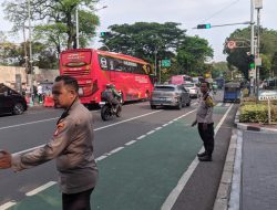 Panit Binmas Pimpin Pengamanan Misa Minggu di Gereja Katedral, Pastikan Keamanan