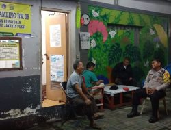 Bhabinkamtibmas Kelurahan Kemayoran Sambangi Pos Kamling, Ajak Warga Jaga Kamtibmas Bersama