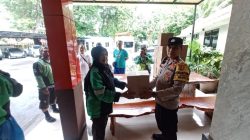 Polsek Metro Menteng Bagikan Helm Kamtibmas Untuk Komunitas Ojol Peserta Apel Bersama Polda Metro Jaya