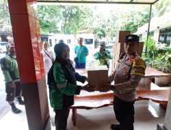 Polsek Metro Menteng Bagikan Helm Kamtibmas Untuk Komunitas Ojol Peserta Apel Bersama Polda Metro Jaya