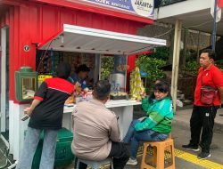 Bangun Kedekatan Dengan Komunitas Ojol, Aipda Dadang Supriyadi Galang Kepedulian Kamtibmas di Gerai Rakyat Mart Menteng