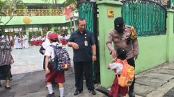 Bhabinkamtibmas Gondangdia Wujudkan Pelayanan Prima, Dampingi Siswa SDN Gondangdia 03 dan Tertibkan Lalu Lintas
