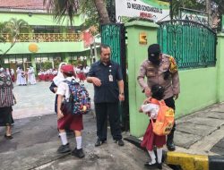 Bhabinkamtibmas Gondangdia Wujudkan Pelayanan Prima, Dampingi Siswa SDN Gondangdia 03 dan Tertibkan Lalu Lintas
