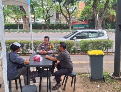 Bhabinkamtibmas Gelora Sambangi Pedagang Kuliner GBK Sebagai Cooling System