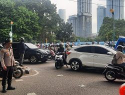 Waka Polsek Metro Tanah Abang Bersama Unit Samapta dan Lalu Lintas Atur Lalu Lintas Pagi Hari di TL Karet Bivak, Antisipasi Kemacetan
