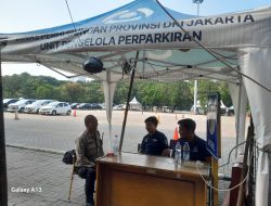 Bhabinkamtibmas Kelurahan Gambir Sambangi Petugas Dishub di Area Parkir IRTI Monas, Ajak Waspadai Guantibmas