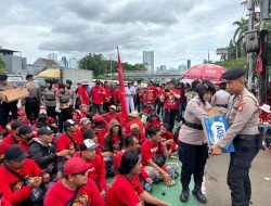 Gelar Aksi Simpatik, Polisi Bagikan Roti dan Air Mineral ke Massa Aksi di DPR