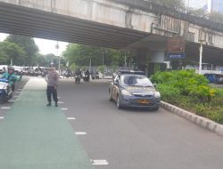 Polisi Siaga Pagi Hari, Patko 1052 dan Unit Lantas Lancarkan Arus Kendaraan Pagi Hari di TL. Karet Bivak