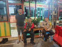 Bhabinkamtibmas Petojo Selatan Gelar Patroli Siskamling Bersama Warga RW 07, Wujudkan Lingkungan Aman dan Kondusif