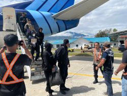 Satgas Damai Cartenz dan Polres Yahukimo Serahkan Tersangka Kasus Penyerangan Nakes dan Guru ke Kejaksaan Jayawijaya