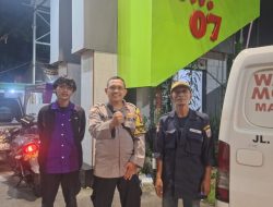 Bhabinkamtibmas Pegangsaan Patroli Dinihari, Ajak Petugas Satkamling RW 07 Waspada Kejahatan Lingkungan