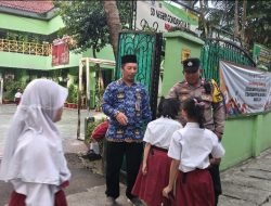Polisi Humanis, Bhabinkamtibmas Gondangdia Bantu Siswa SDN Gondangdia 03 dan Atur Lalin Pagi Hari