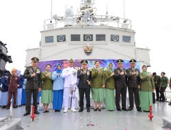Komandan Lanal Dumai Ikuti Upacara Tabur Bunga di Laut Peringati Hari Pahlawan Nasional Tahun 2025