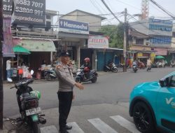 Polsek Kemayoran Tingkatkan Pengaturan Lalu Lintas Pagi, Pastikan Aktivitas Warga di Pasar Sumur Batu Aman dan Lancar