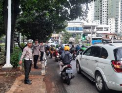 Antisipasi Kemacetan Sore Hari, Kanit Lantas dan Polsek Metro Tanah Abang Atur Lalin di TL Pejompongan