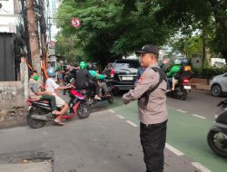 Patko 1051 Unit Samapta Lakukan Pengaturan Arus Lalu Lintas Sore di Jalan Kebon Kacang