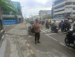 Bhabinkamtibmas Petojo Utara Lakukan Pengaturan Lalu Lintas Pagi di TL Kesehatan, Pastikan Arus Kendaraan Tetap Lancar