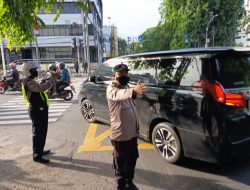 Pengaturan Lalu Lintas Pagi di TL Caringin, Polsubsektor Petojo Pastikan Arus Kendaraan Tetap Lancar