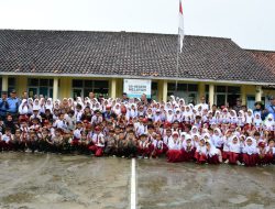 Dalam Rangka Karya Bakti TNI AL, Komandan Lanal Bandung Resmikan Mushola SDN Nelayan di Kampung Pajagan Cisolok Sukabumi