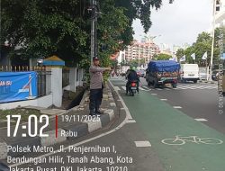 Petugas Polri Gencarkan Pengaturan Lalu Lintas di TL Penjernihan Raya Saat Jam Sibuk