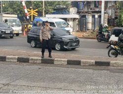 Jam Sibuk Sore, Polsek Metro Tanah Abang Fokus Atur Arus Kendaraan di TL. Pejompongan