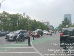 Lalu Lintas Terpantau Padat, Personel Polsek Metro Tanah Abang Gatur Lalin Sore Hari di Pertigaan Karet