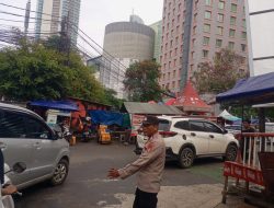 Polsek Metro Tanah Abang Siaga Jaga Kelancaran Lalu Lintas di Kawasan Kebon Kacang Raya Sore Hari