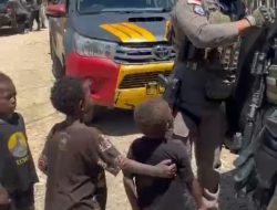 Satgas Damai Cartenz dan Polres Paniai Lakukan Patroli Humanis serta Baksos di Distrik Bibida
