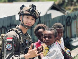 Personel Satgas Ops Damai Cartenz Sektor Intan Jaya Laksanakan Pengobatan dan Bagikan Susu untuk Anak-Anak Papua