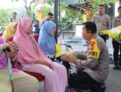 Jumat Peduli, Polres Metro Jakarta Pusat Salurkan Bantuan Beras kepada 100 Warga